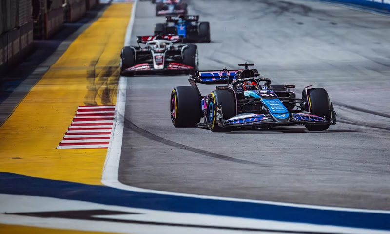 Alpine F1 race car in the Singapore Grand Prix.
