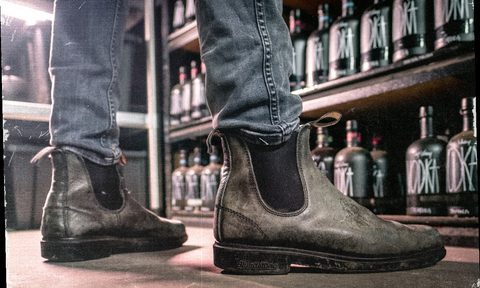 man wearing Blundstone chelsea boots