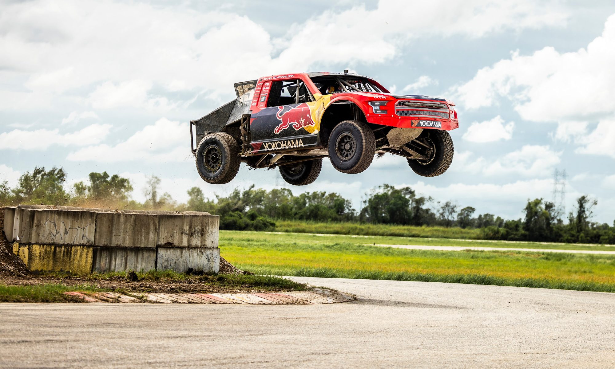 The Pro4 truck&rsquo;s suspension allows it to tit dirt jumps.
