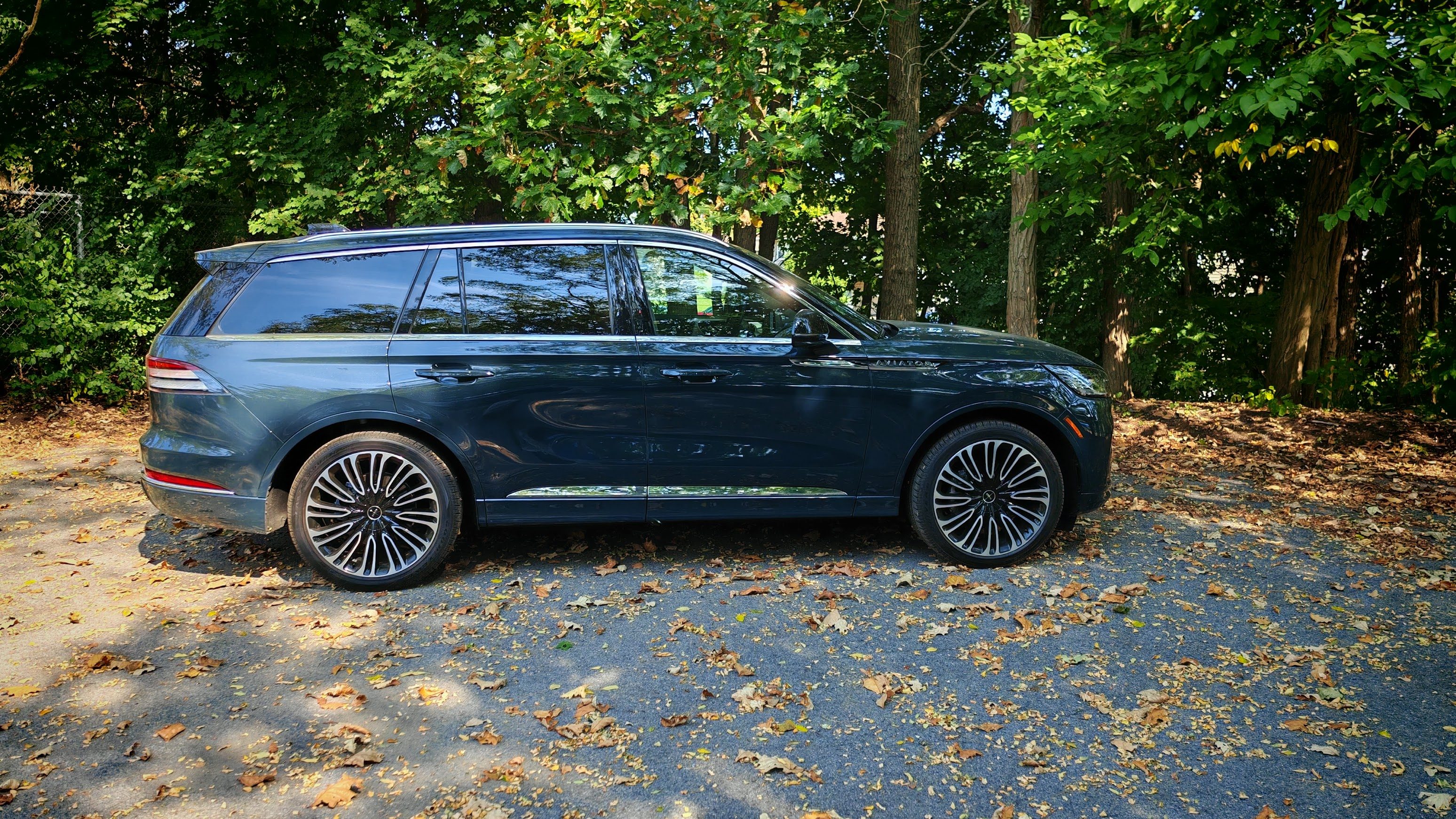Side view of a 2025 Lincoln Aviator