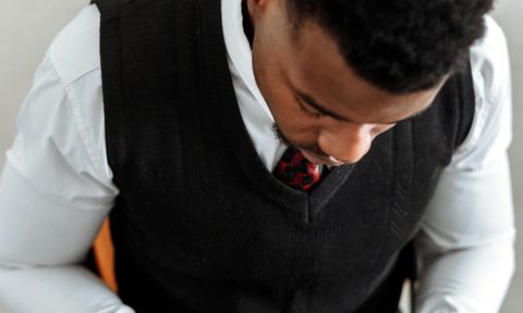 how to wear sweater vest man in black and tie