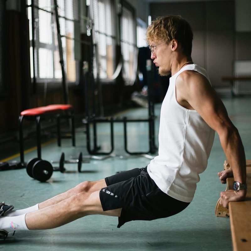 Man doing bench dip in gym