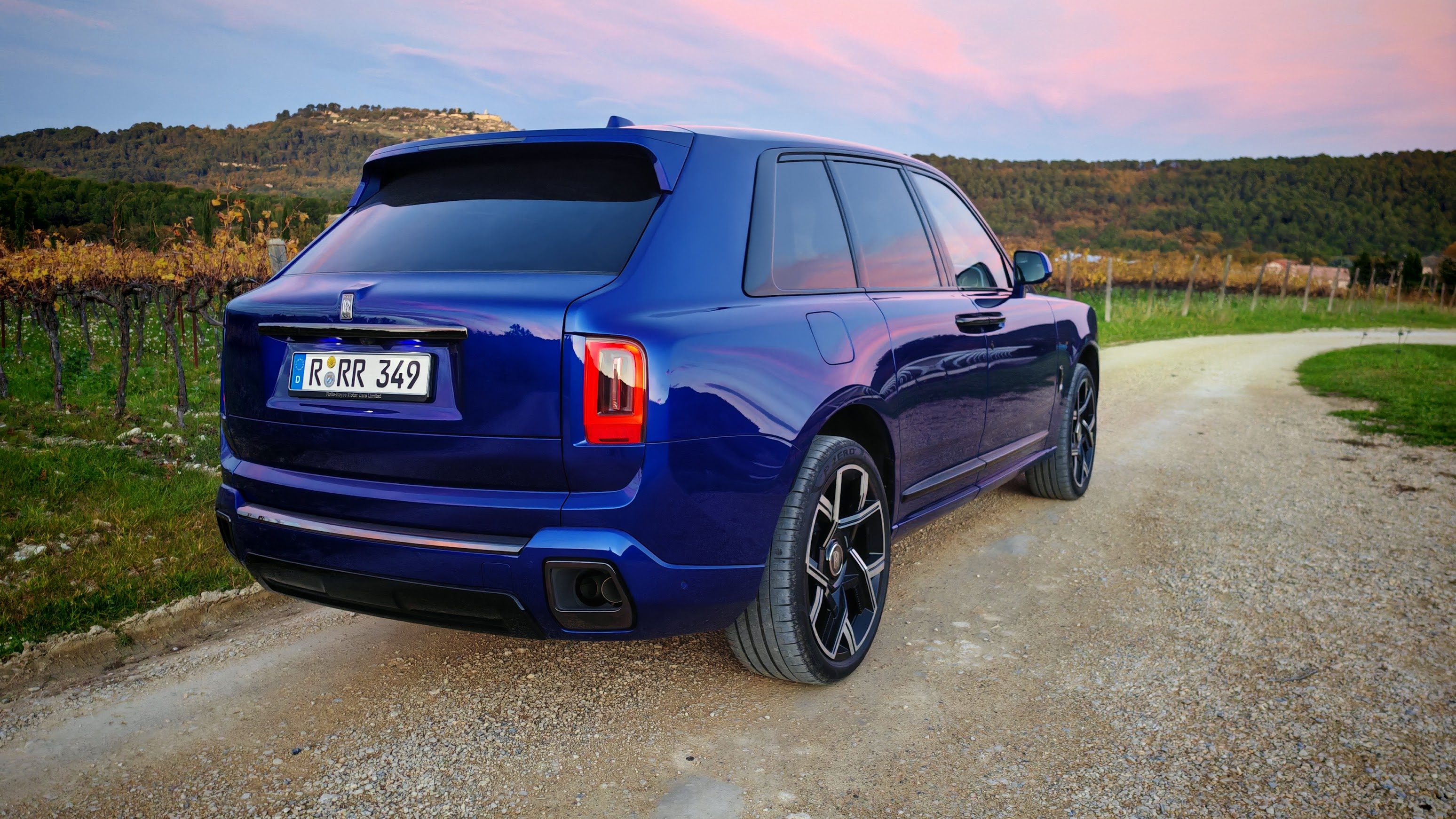 Rear 3/4 view of a Rolls-Royce Cullinan Series II