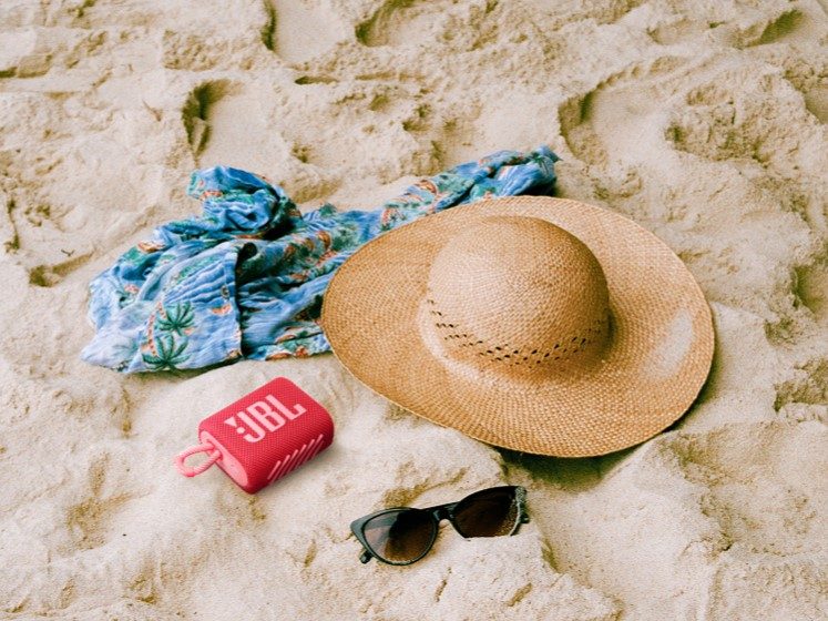 JBL Go 3 in red in the sand