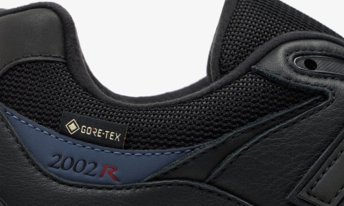 close up on hang tag and GORE-TEX logo on sneaker