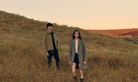 Paige couple on a grassy hill
