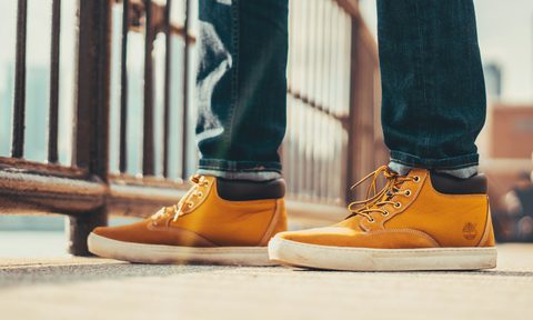 man wearing short timberland boots with jeans