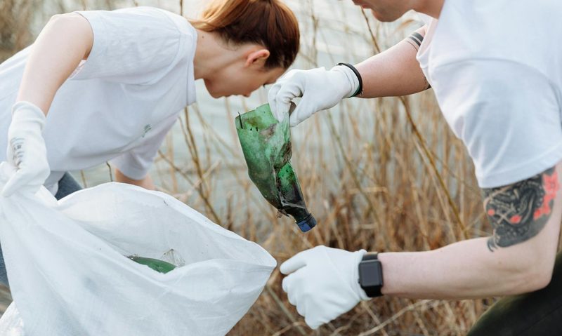 People picking up trash, plogging community