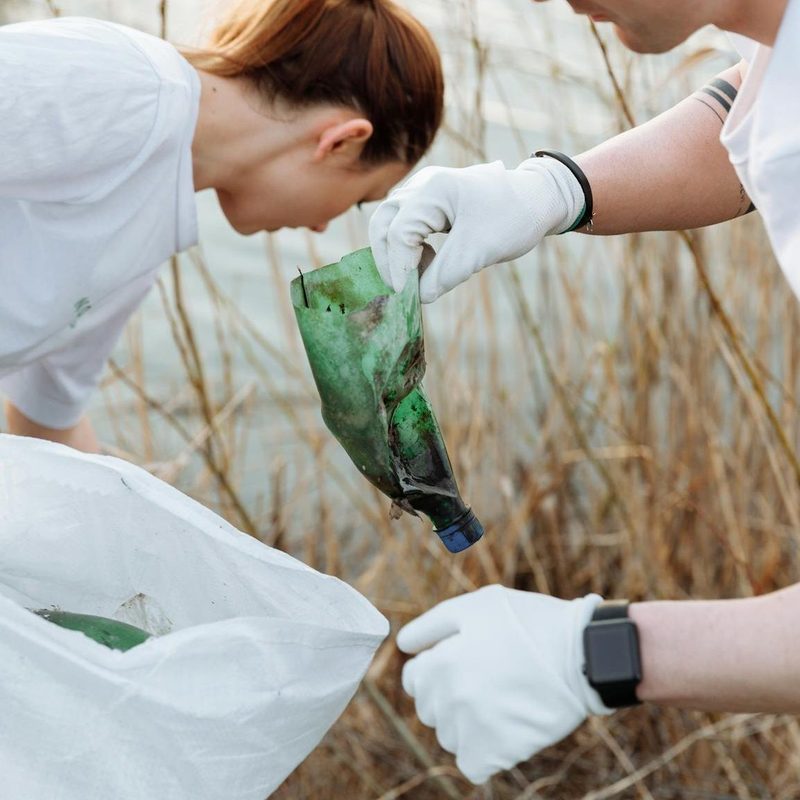 People picking up trash, plogging community