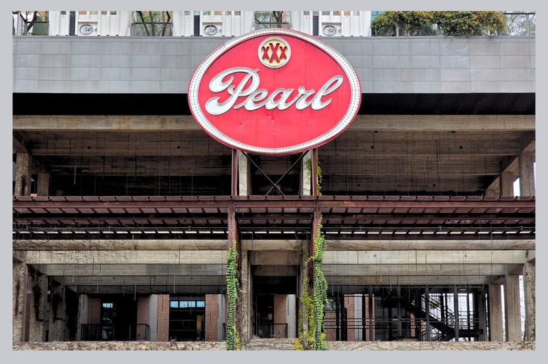 The Pearl District red metal sign
