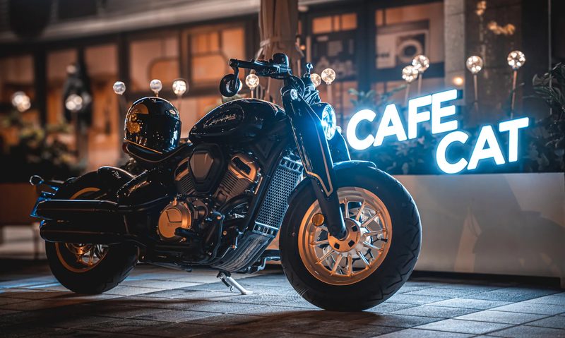 2025 Benda Napoleon Bob 500 parked in front of a cafe