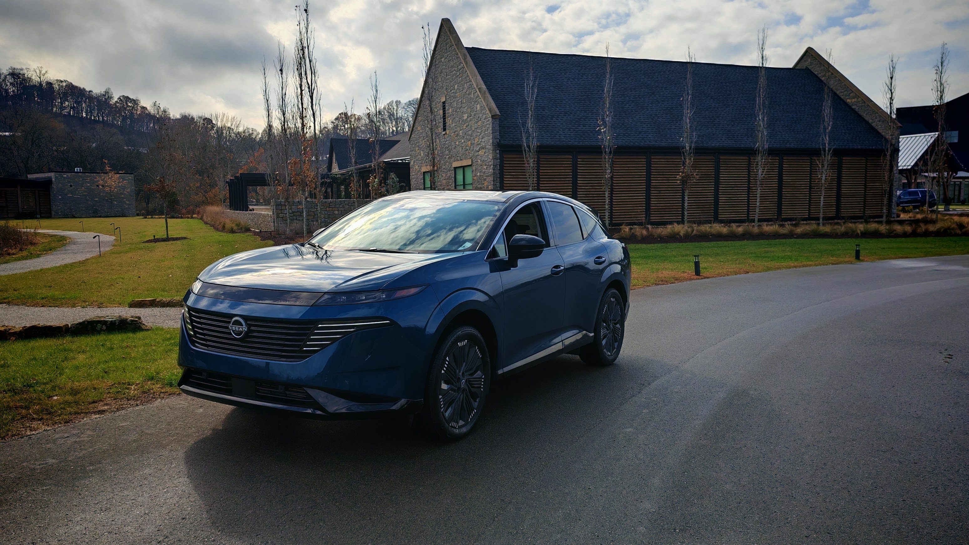 Front view of a Nissan Murano in front of a building