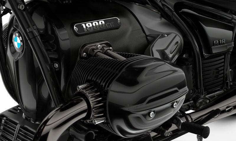 The BMW R 18 Style Blacked Out equipment is new and features black elements throughout the entire motorcycle.
