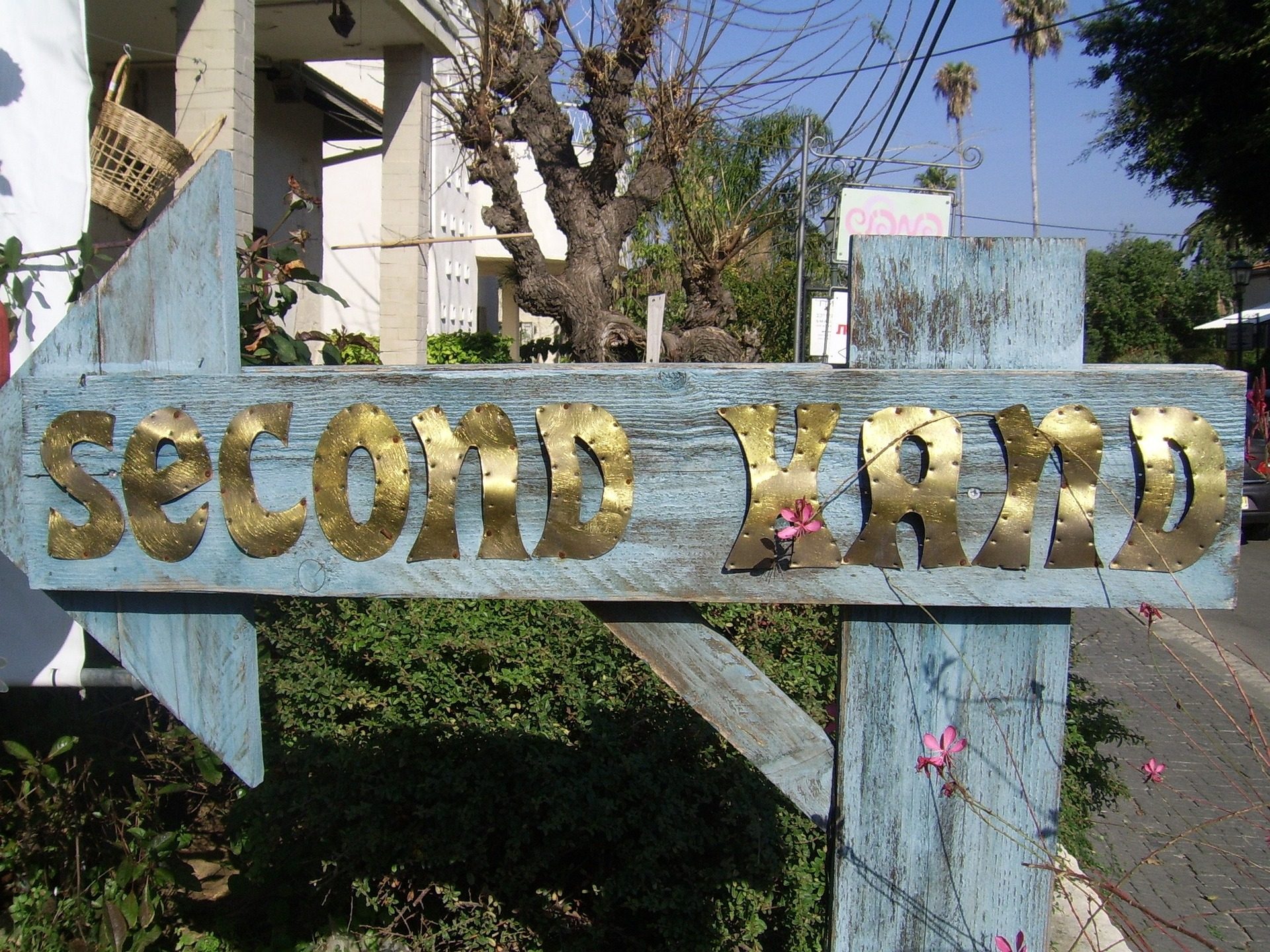 Secondhand sign