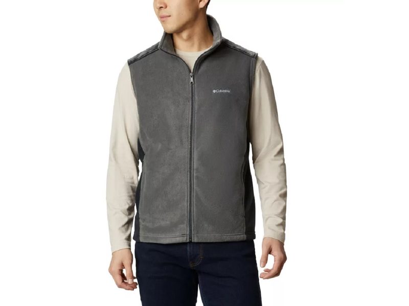 A model wearing the Columbia Men's Steens Mountain Fleece Vest.