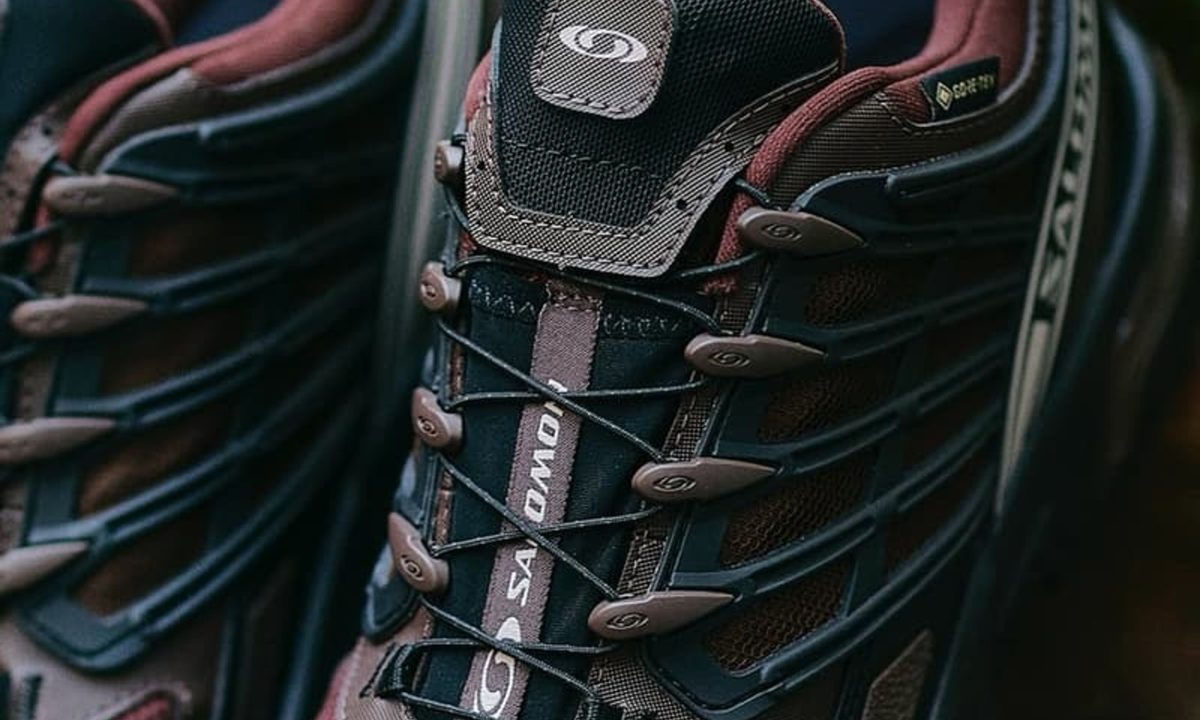 close up on salomon laces