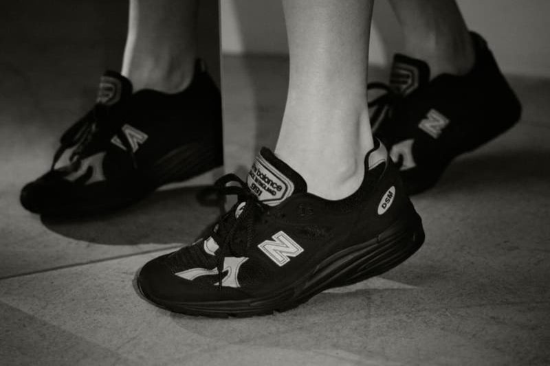 models wearing black new balance