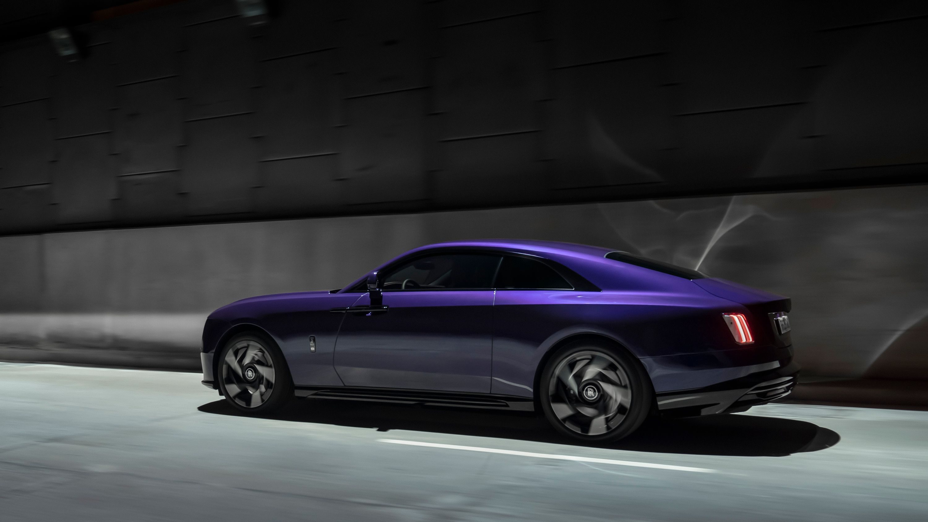 Side view of the Rolls-Royce Spectre Black Badge