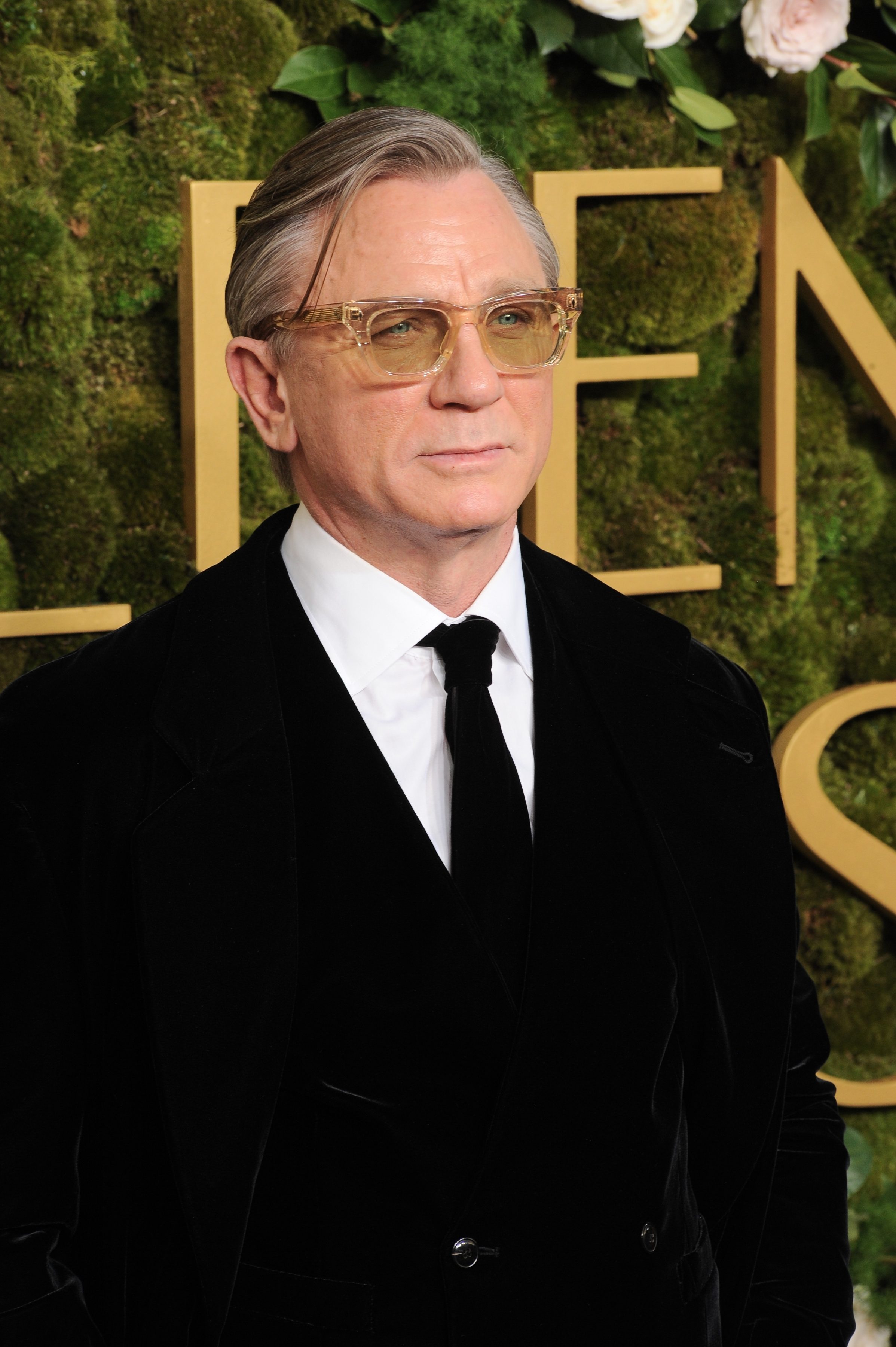 Daniel Craig adds luxury shades to his classic look