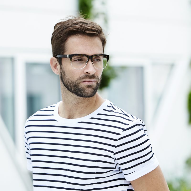 A casual look in striped T-shirt and glasses.
