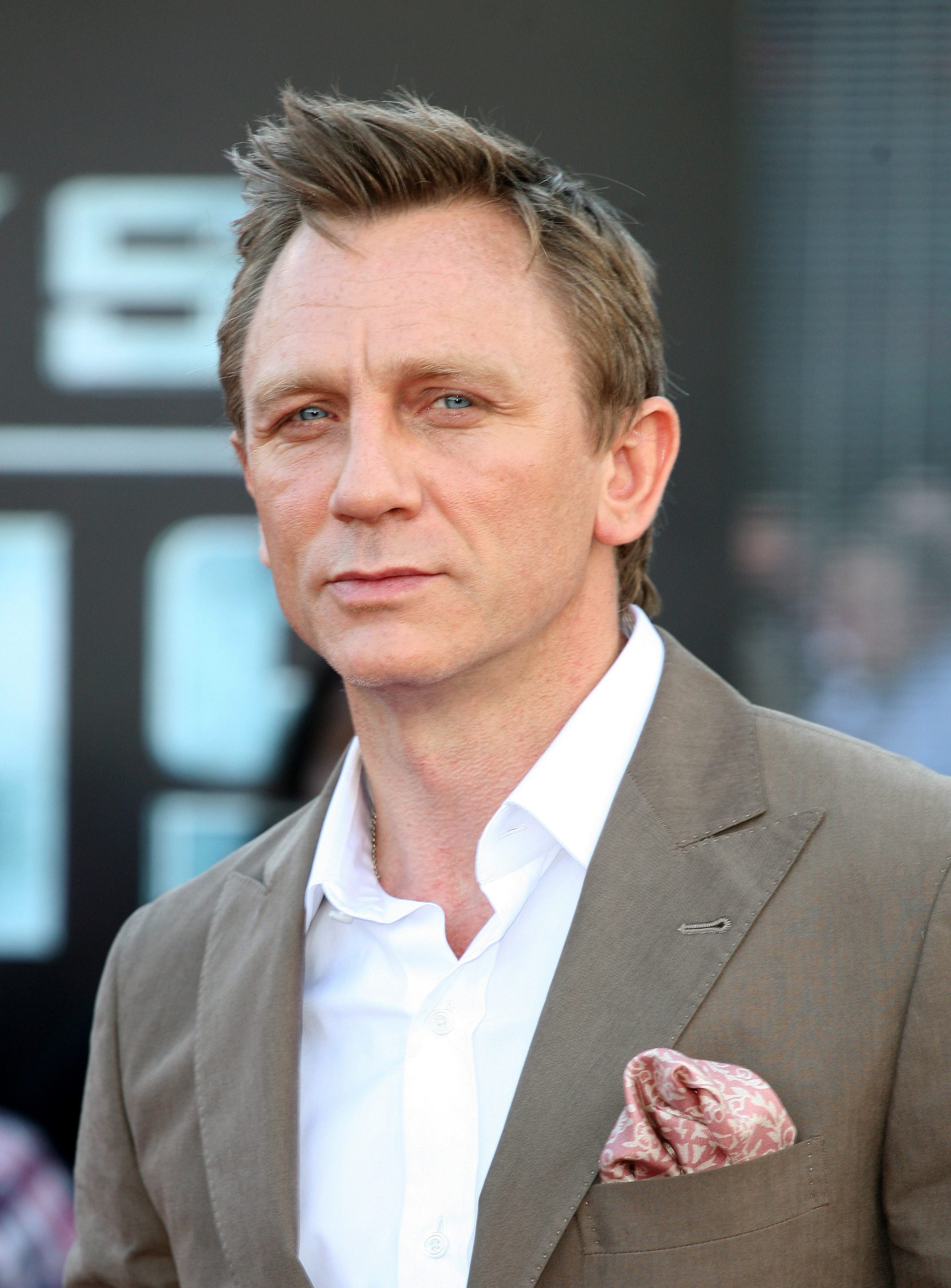Daniel Craig looks smooth and casual on the red carpet
