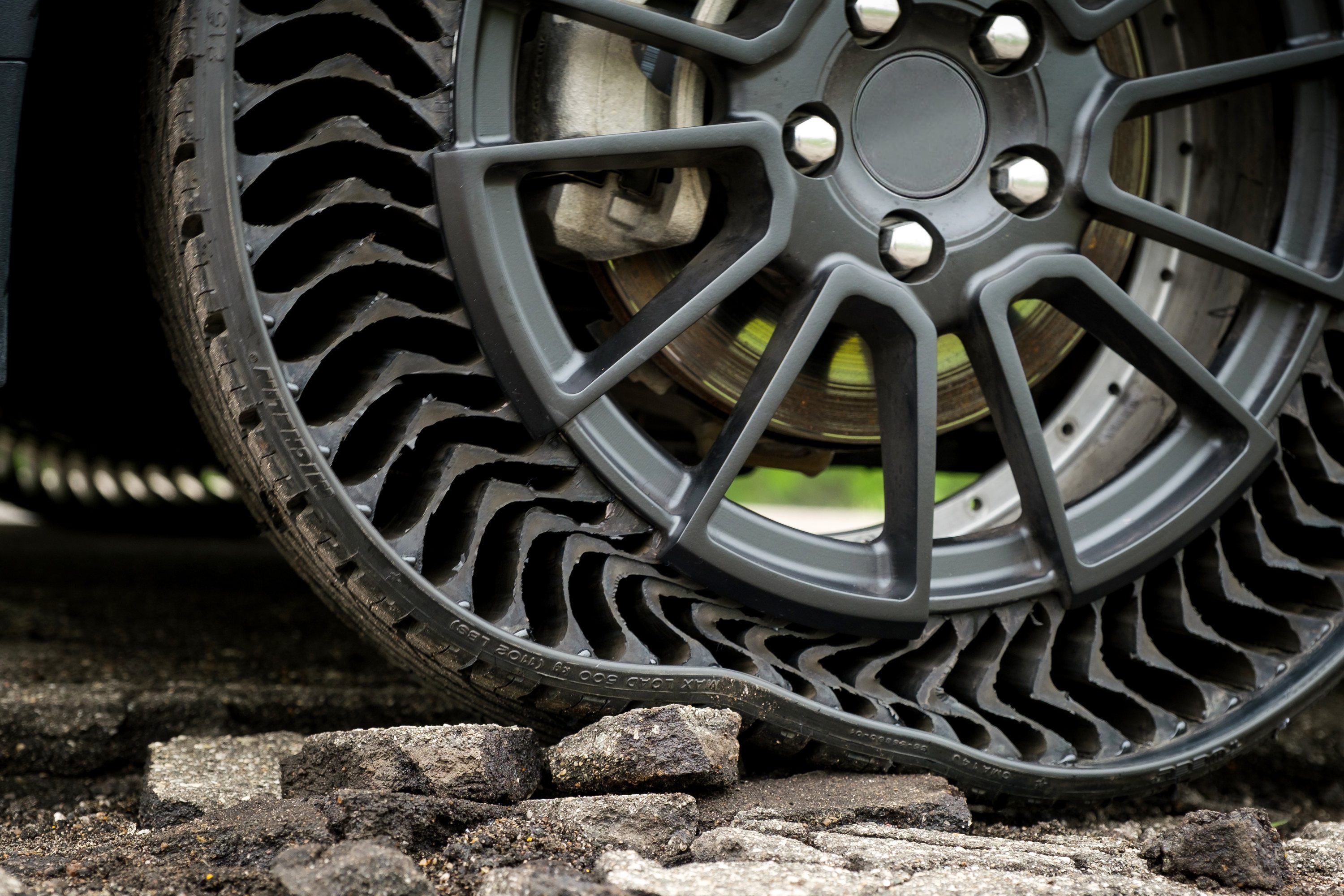 Michelin Uptis tire going over rocks