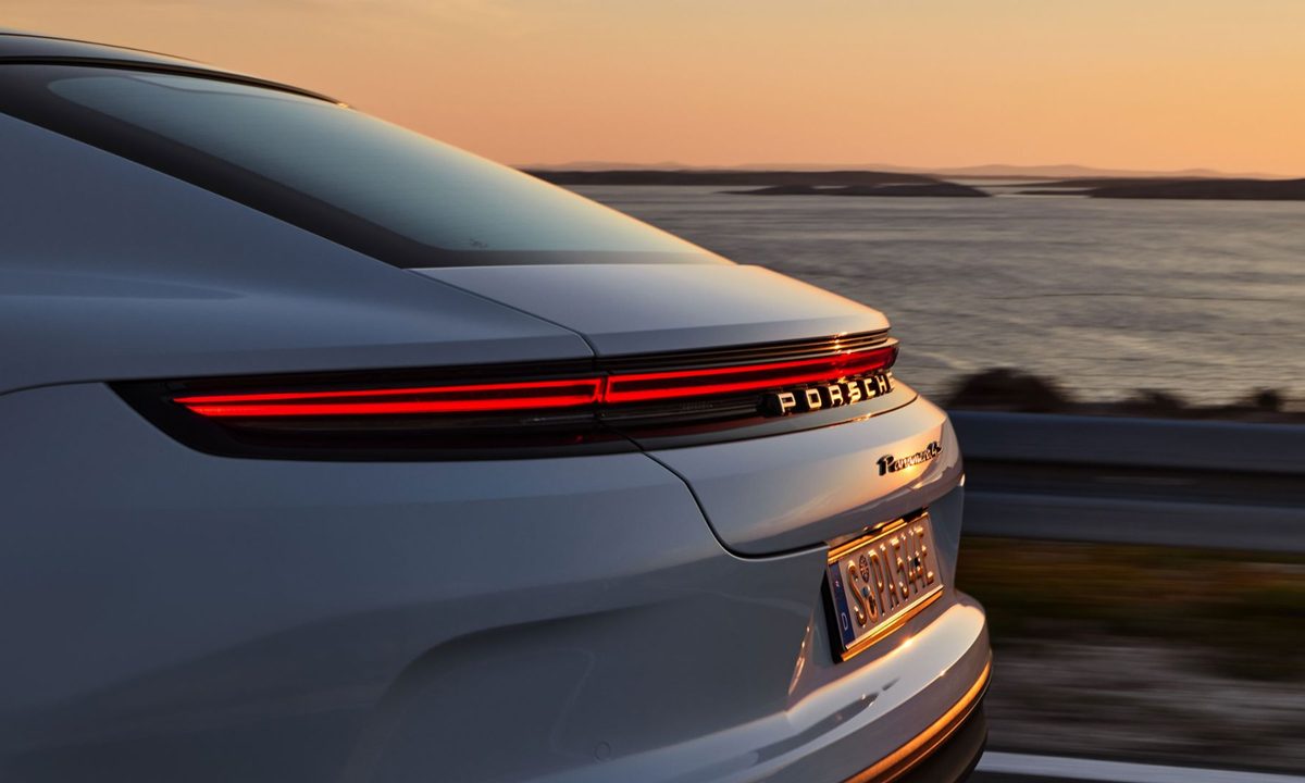 porsche panamera hybrids 1129 roma white 4s u crane akos9735 edit v02 crop 2x3  1