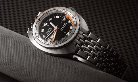 DOXA SUB 250T against black abckground