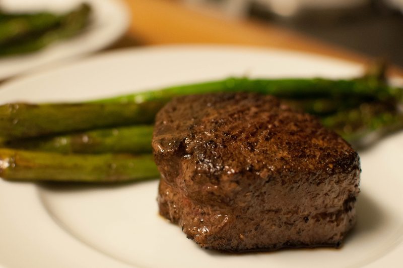 Filet mignon with asparagus