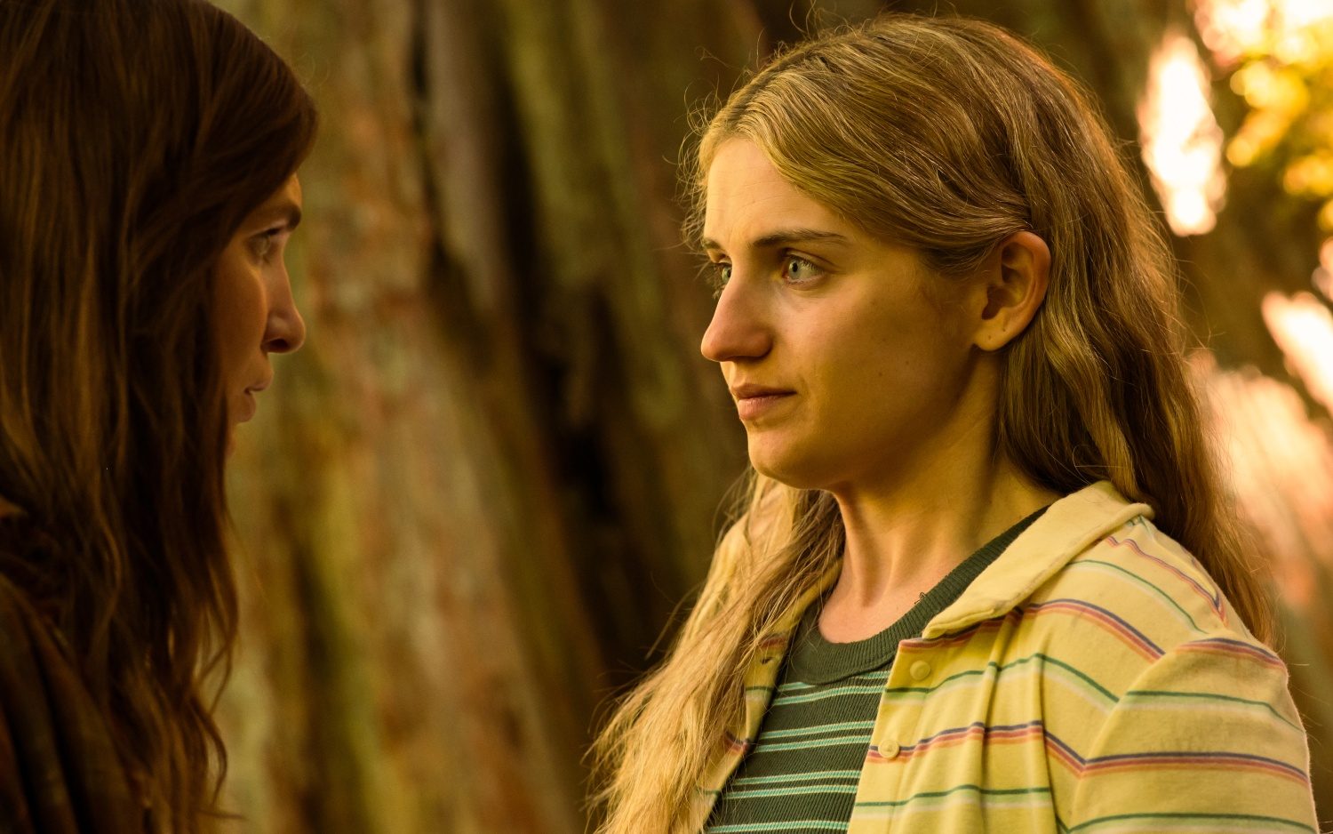Sophie Nélisse and Jenna Burgess in Yellowjackets season 3