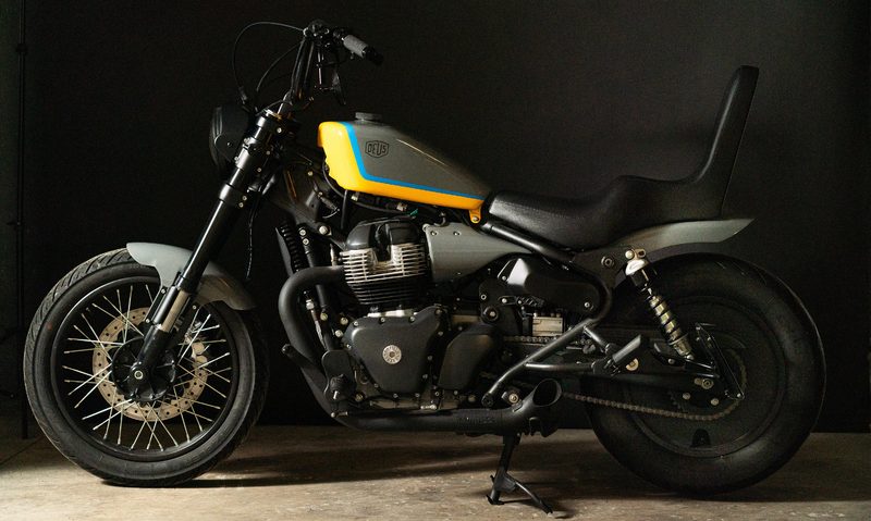 Royal Enfield - Rolling Queen - Super Meteor left profile.