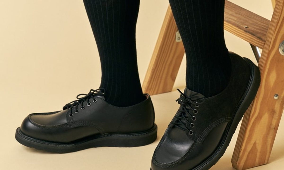 model wearing black oxford shoes on stool