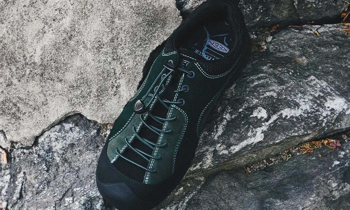 KEEN sneaker on rock