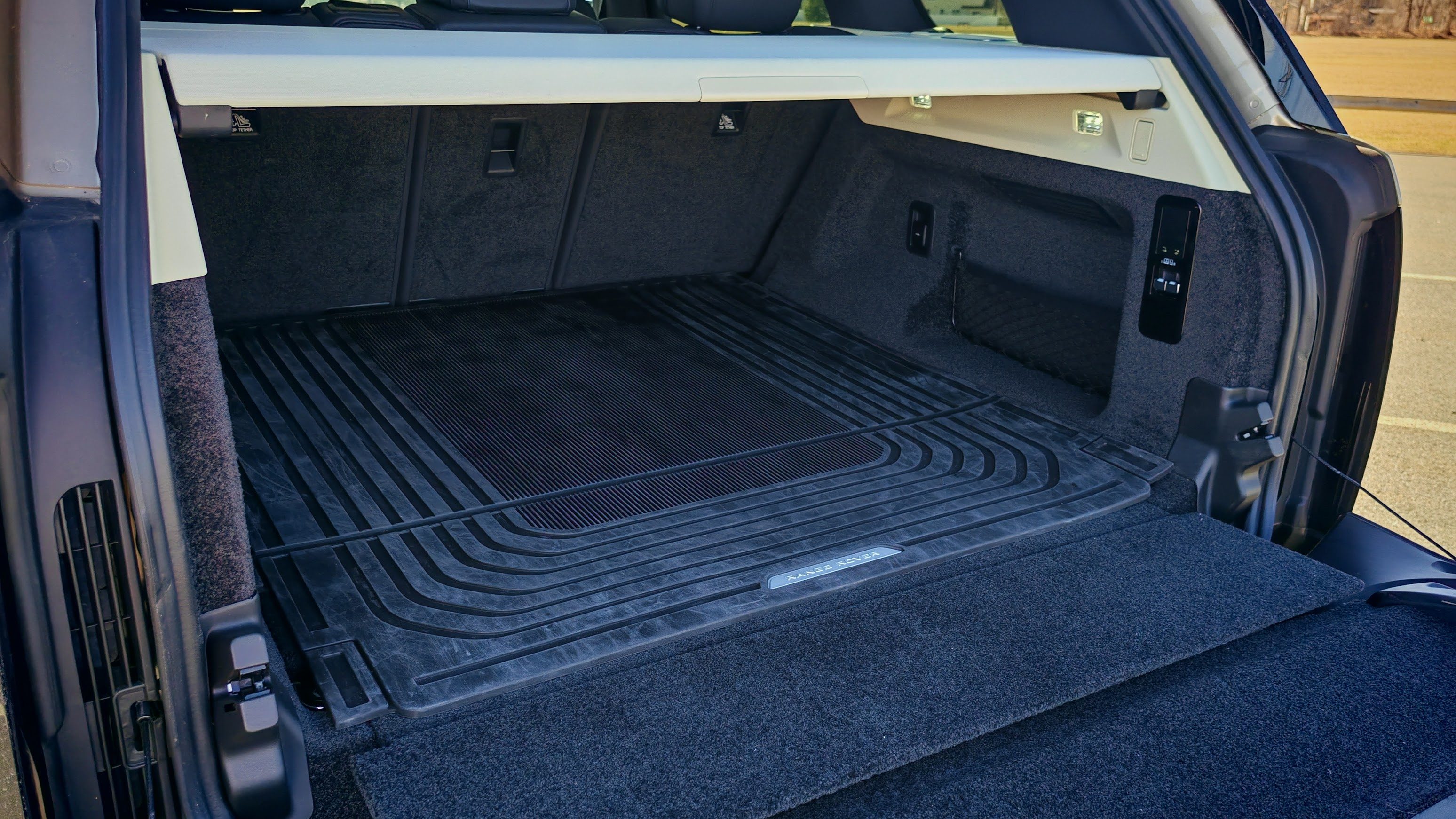 Range Rover P400SE trunk
