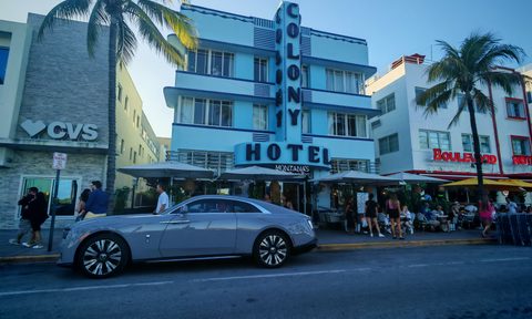 Rolls-Royce Spectre in front of the Colony Hotel