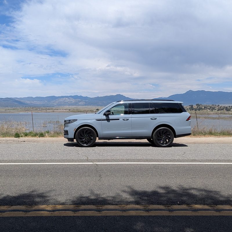 Side view of the 2025 Lincoln Navigator