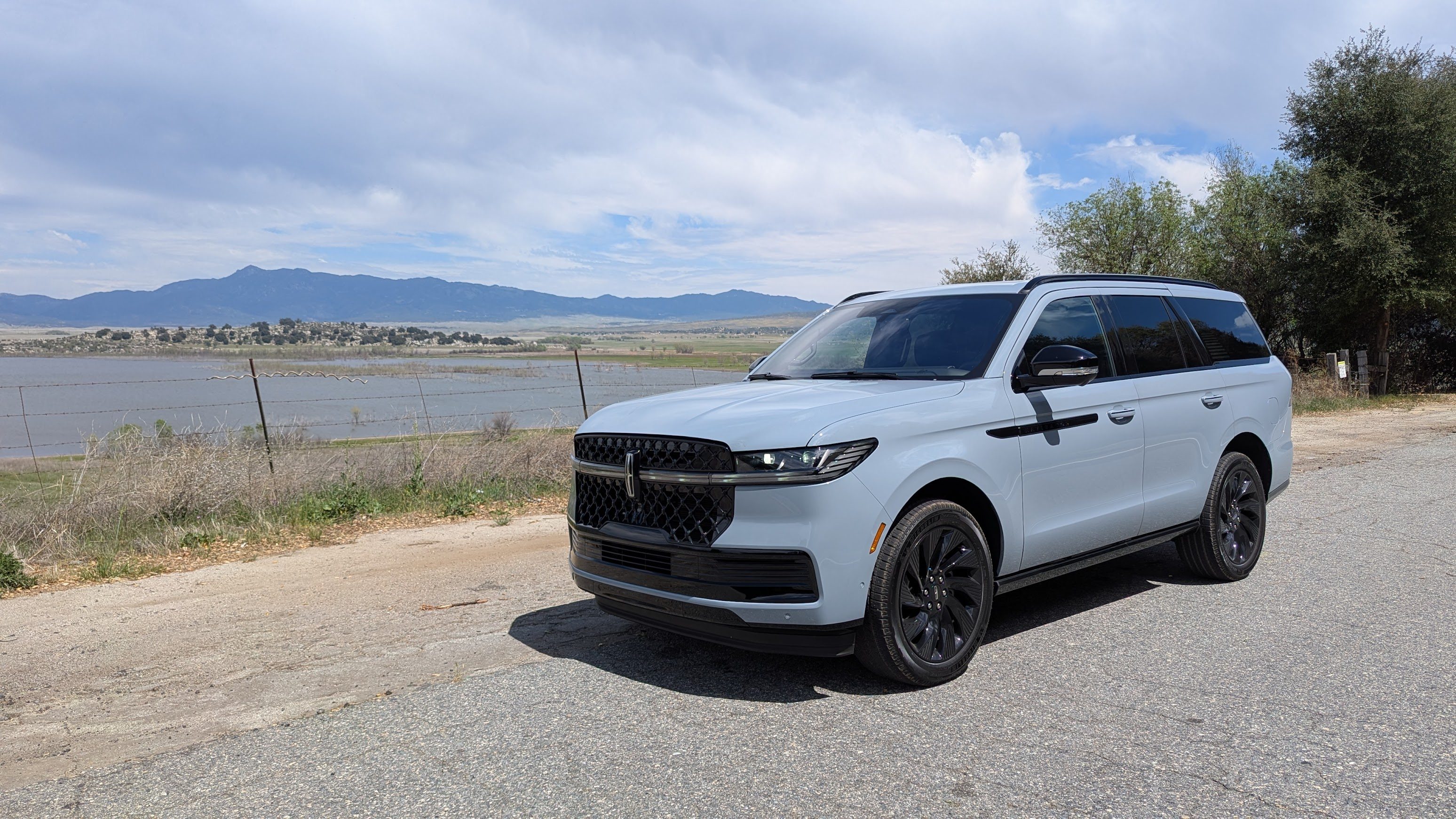 Front 3/4 view of the 2025 Lincoln Navigator with mountains in the distance