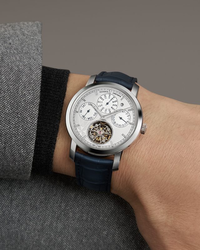 Traditionnelle model in black