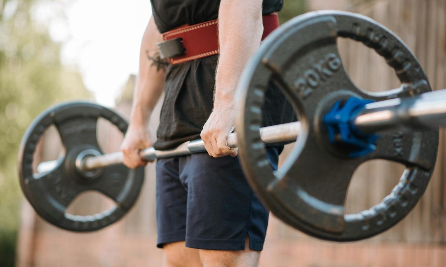 Deadlifting with weightlifting belt