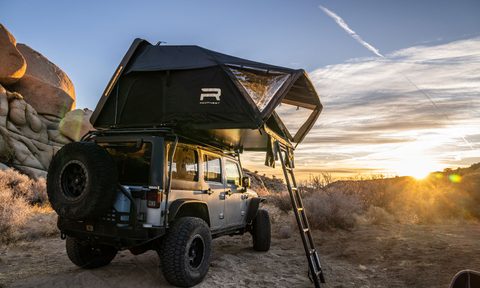 Jeep Wrangler parked in the desert with a Roofnest Condor 2XXL Air rooftop tent setup on the roof.