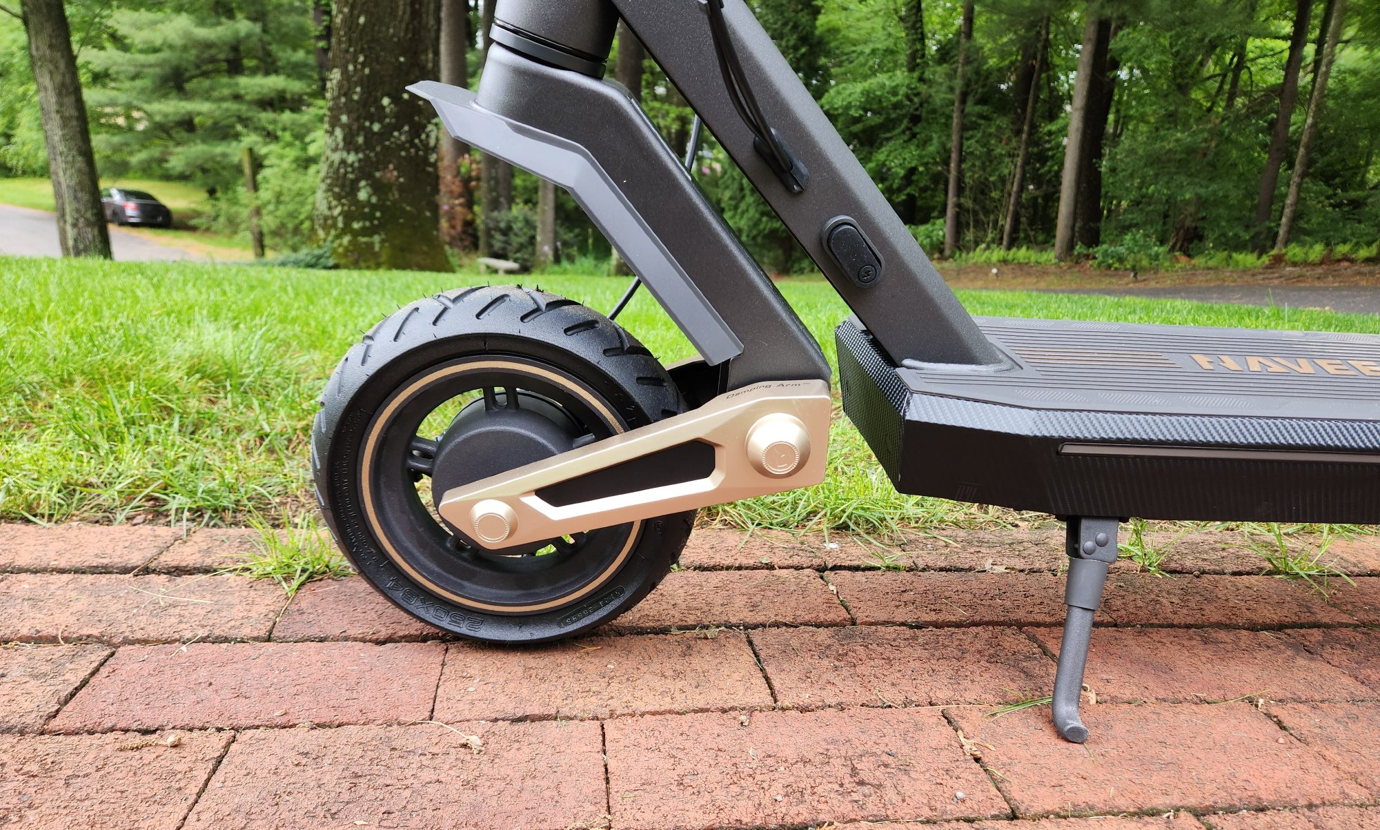 NAVEE ST3 Pro front wheel suspension and kickstand.