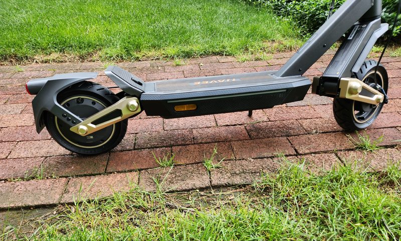 NAVEE ST3 Pro right side view of the rubber-coated deck.