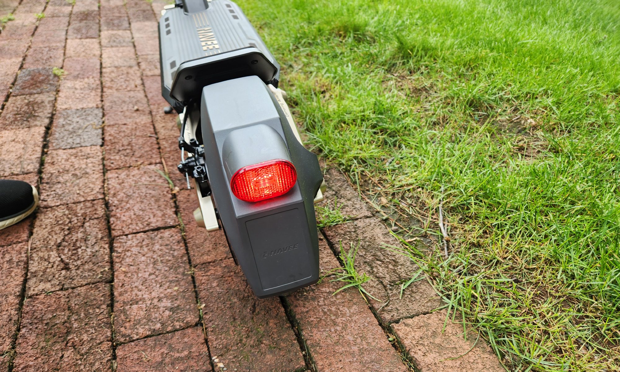 NAVEE ST3 Pro taillight brightens when brake levers are pulled.