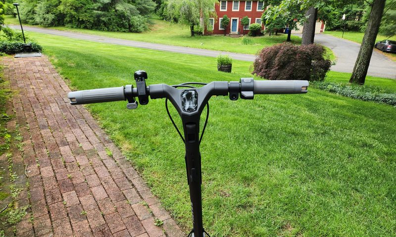 The NAVEE ST3 Pro handlebar is uncluttered with a center display.