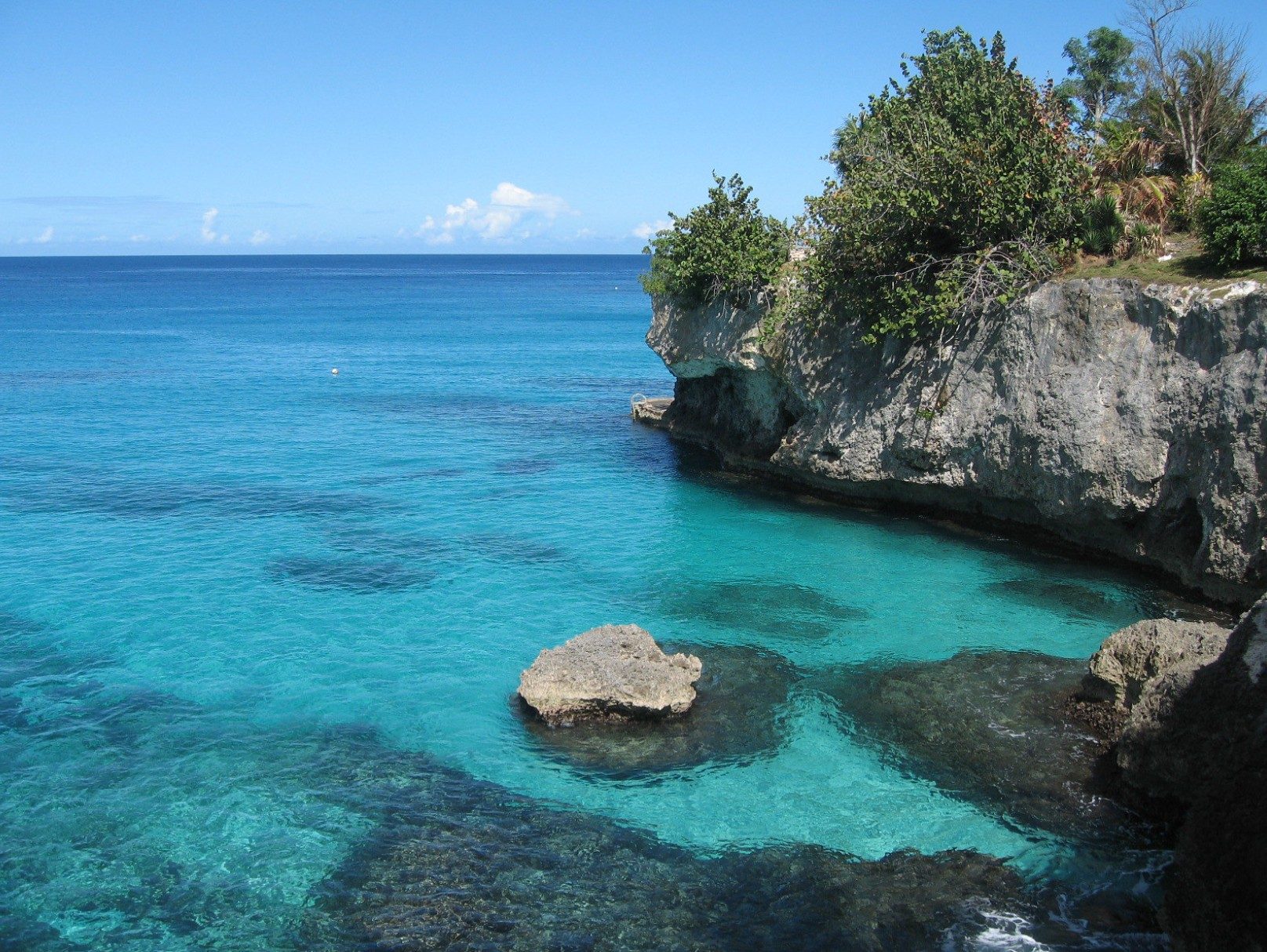 clear blue waters off the negril cliffs