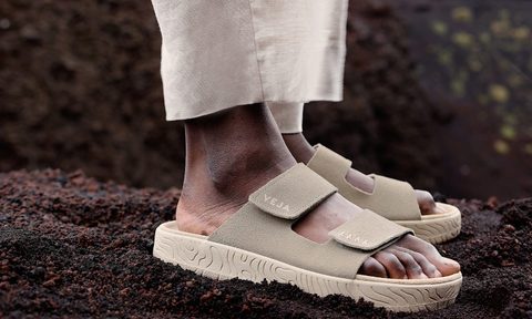 man wearing veja etna beige sandal