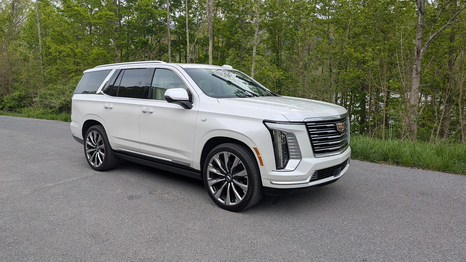 Front 3/4 view of a 2025 Cadillac Escalade