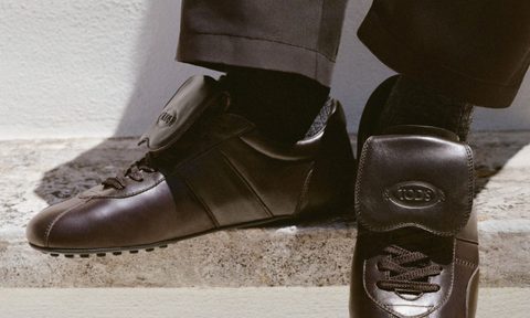man wearing t marathon sneakers
