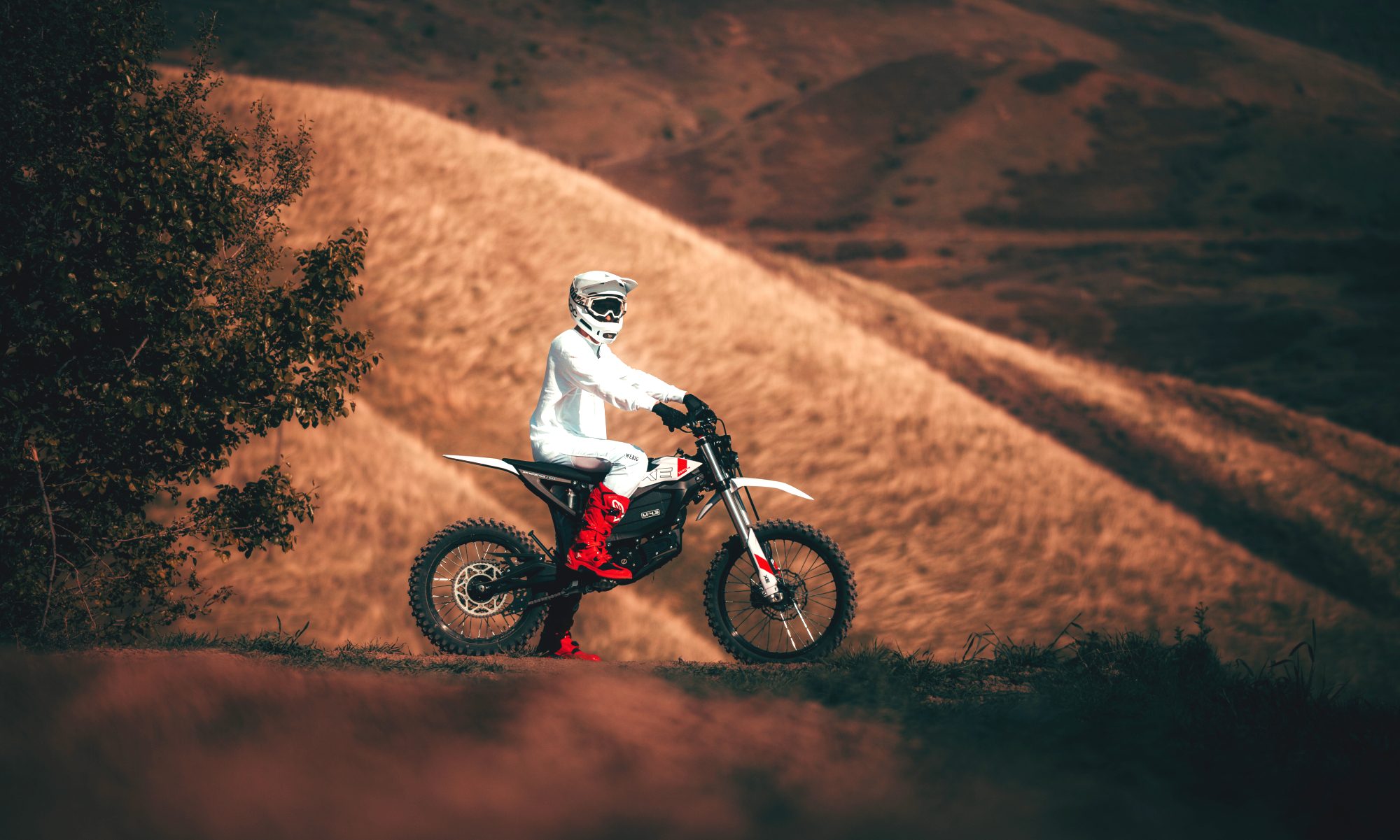 A rider in the desert on a 2026 Zero <entity>Motorcycle</entity> XLine XE electric adventure <entity>motorcycle</entity>.