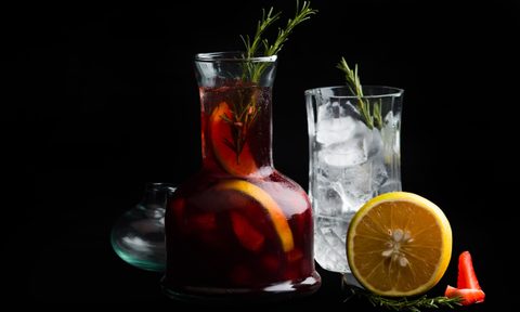 Sangría con vino y frutas para refrescar en verano